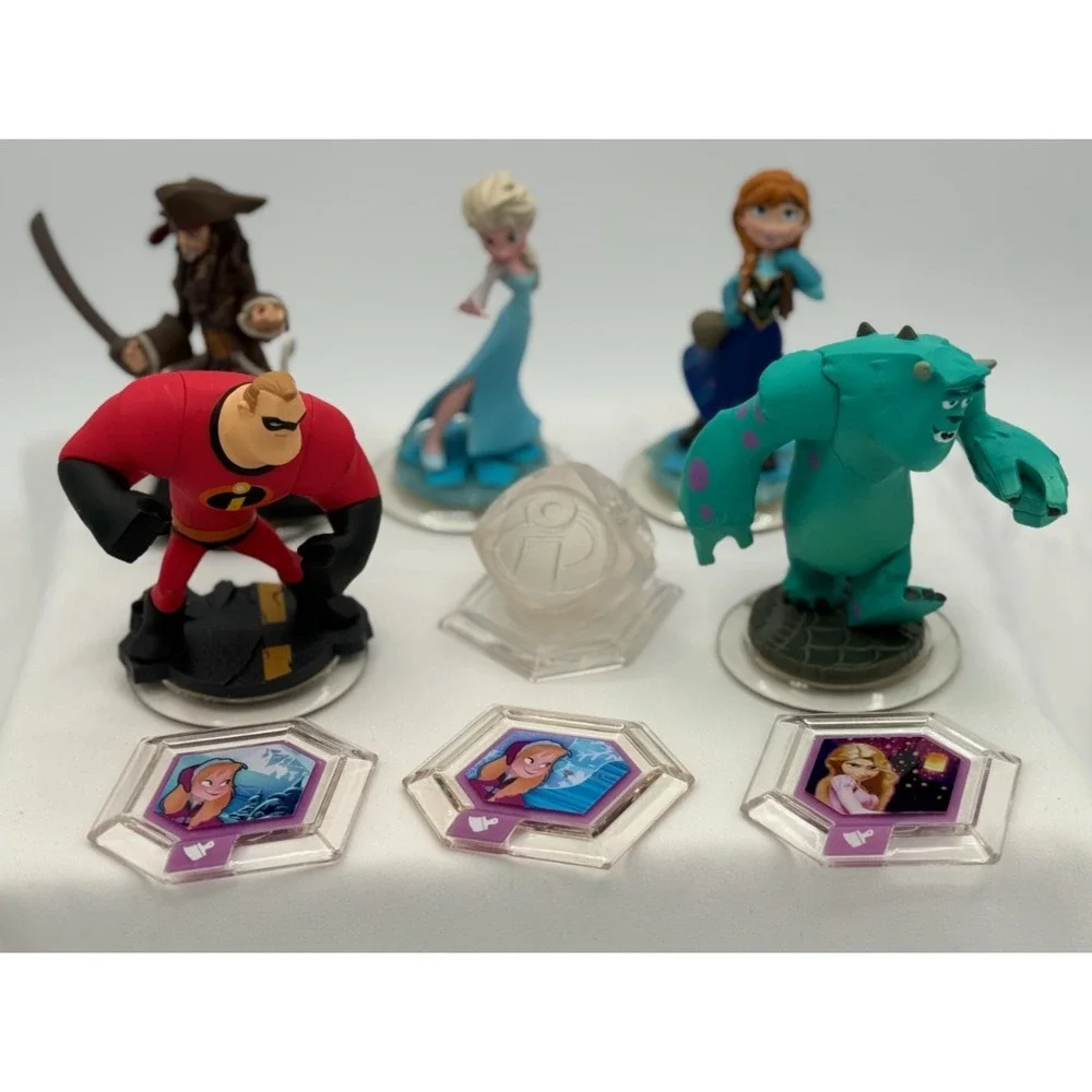 Disney Infinity - Xbox 360 - W/Manuel - Portal Base - 6 figures - 3 Power Discs